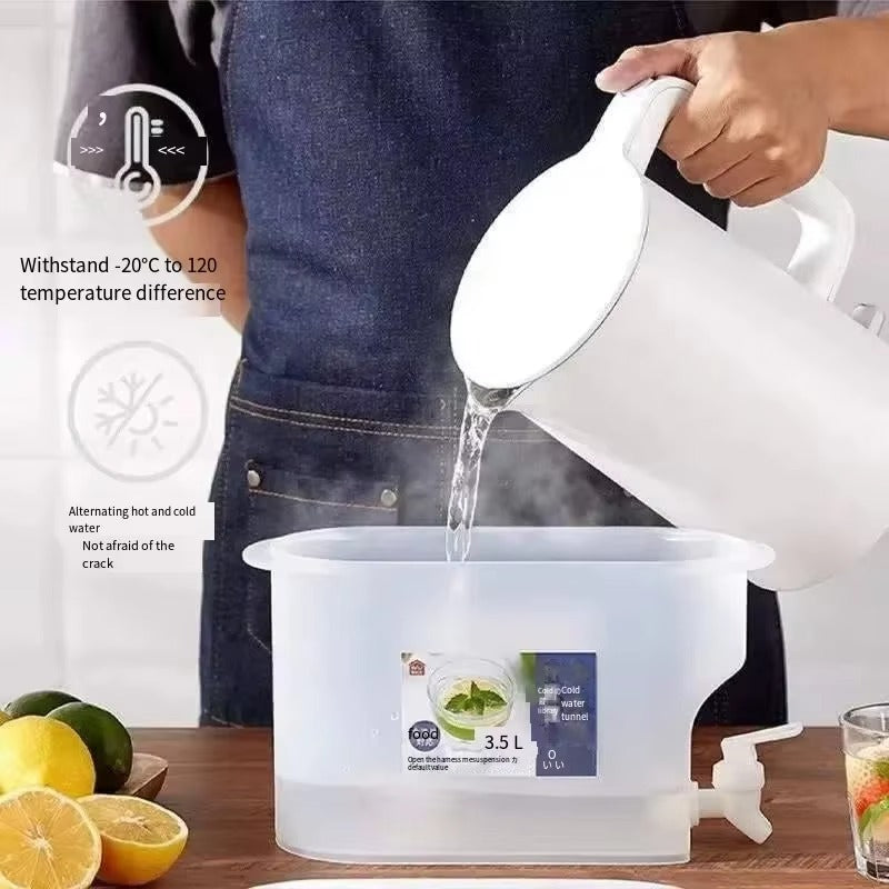 Tokyo Mart Water container with tap